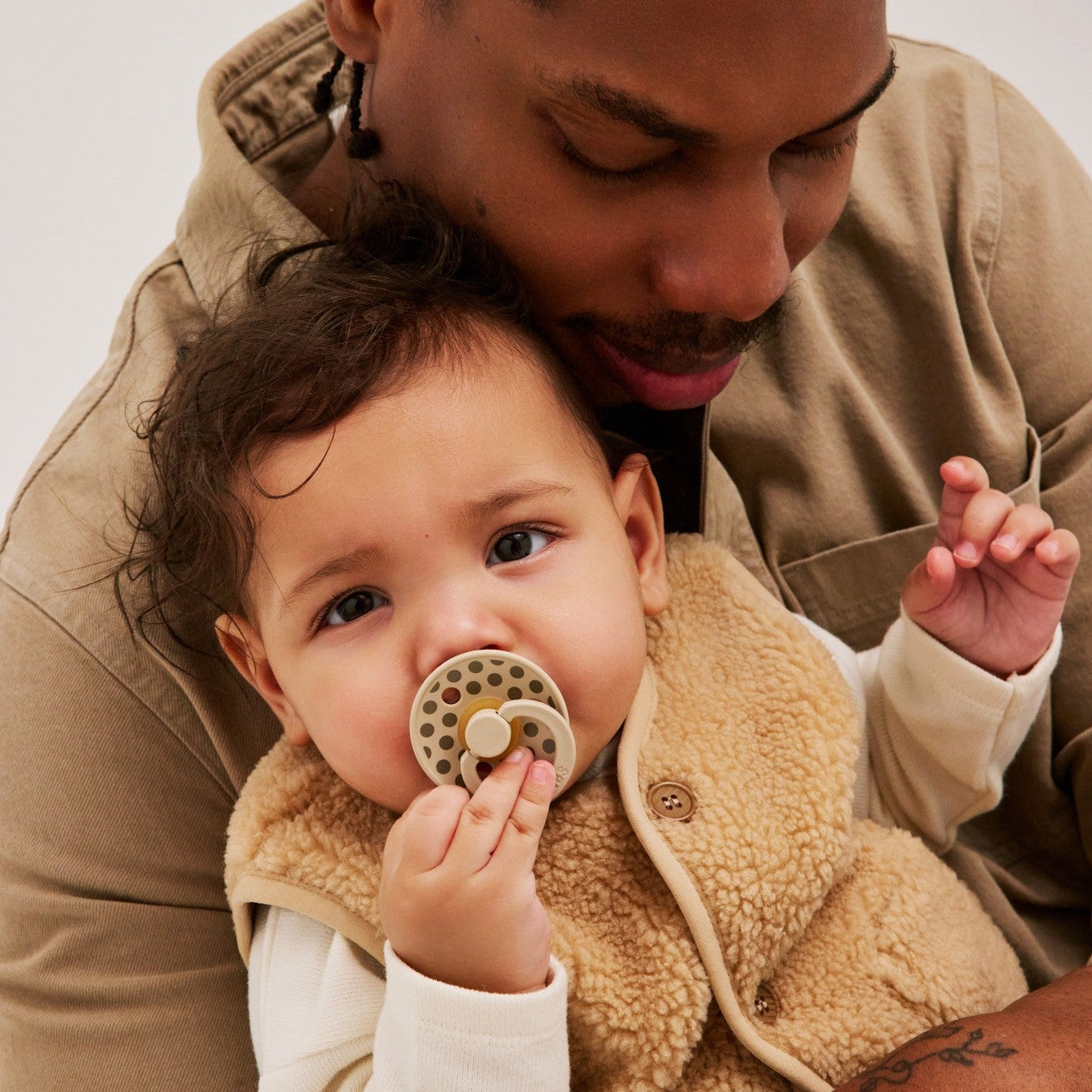 STUDIO Colour Pacifier Polka - Vanilla/Dark Oak
