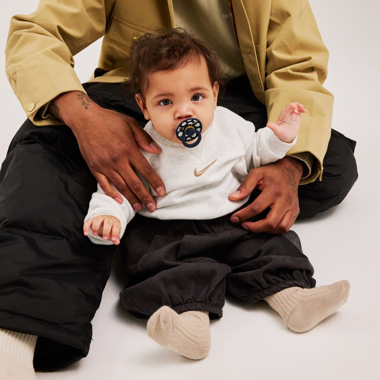 STUDIO Colour Pacifier Polka - Deep Space/Ivory