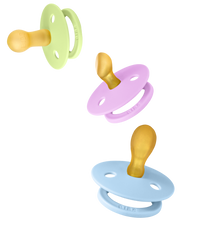 Farverige sutter med runde skjolde og naturlige gummisutter i lysegrøn, lyserød og lyseblå farve.